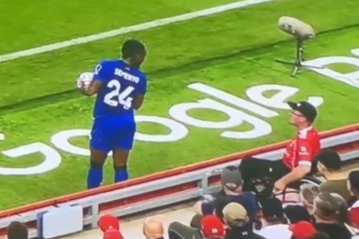 官方：一47岁男子现已被逮捕，因在安菲尔德场边种族辱骂塞梅尼奥