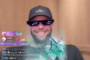 又是被特效震撼的一天！库里在抖音开播 尝试各种直播特效