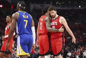 申京：乌度卡排双塔时我感觉更轻松 亚当斯在联防上教我们很多