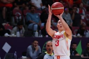 媒体人：最后一球胡明轩处理得非常合理 只是球磕筐而出 未能如愿