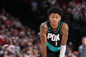 美记：雄鹿有意在训练营开始前交易得到安芬尼-西蒙斯