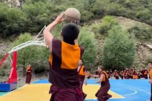 水平如何？一众僧人打篮球赛&网友锐评：艾弗僧大战汤普僧？