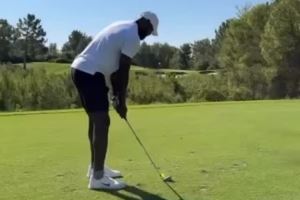 如此热爱！詹姆斯晒与友人冒着38.9度高温练习打高尔夫