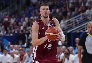 外线回暖！波尔津吉斯三分12中5砍全场最高21分加9板 正负值+25