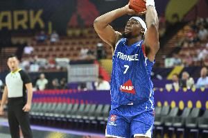 手感火热！亚布塞莱第三节独得11分 三节打完13中8砍24分