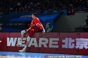 周琦观看阅兵并转发微博：爱我中华！