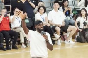 也来追星？詹密？朱俊龙现身上海交大 观看詹姆斯中国行活动