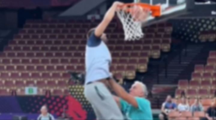 人干事🤣东契奇在训练中隔扣了自己老爹帕帕-东契奇