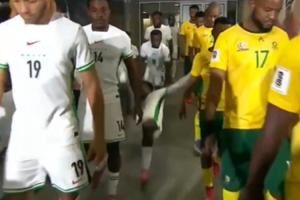 把自己整笑了🤣前莱斯特城中场恩迪迪入场时滑倒，带倒身后队友