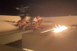 还有这一手！库里抱着吉他与阿耶莎篝火旁浪漫合奏 享受二人世界