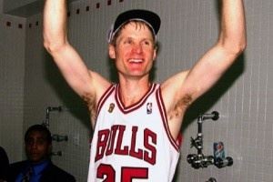 NBA官方：科尔作为球员5冠&作为教练4冠 生日之际让我们共同回顾