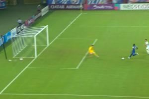 失单刀×2！阿苏埃接特谢拉直塞获单刀，但挑射被赵贤祐单臂扑出