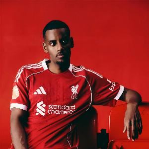 伊萨克连续两场比赛仅4次对手禁区触球，少于后卫科纳特、弗林蓬