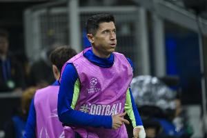 世体：莱万预计缺阵3-6周，基本确定无缘国家德比