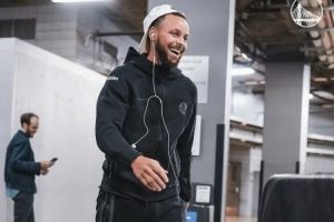 勇士入场照：库里运动装似小孩儿 穆迪有点秃 TJD这穿了秋衣？