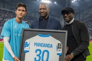 接受致敬！已退役的40岁门将曼丹达重返马赛主场，获得纪念球衣