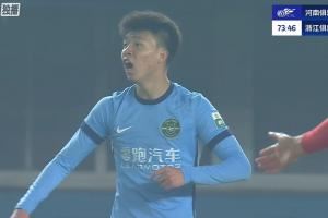 何超故意手球染黄，裁判未吹浙江有利进攻，王钰栋愤怒砸球