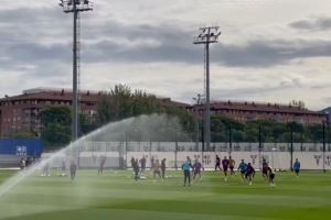 西媒：孔德参加今日训练，拉菲尼亚、莱万、奥尔莫等多人缺席