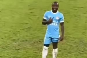 遭球迷种族歧视！阿奇姆彭指着自己一脸懵+抗议 双方球员纷纷安慰